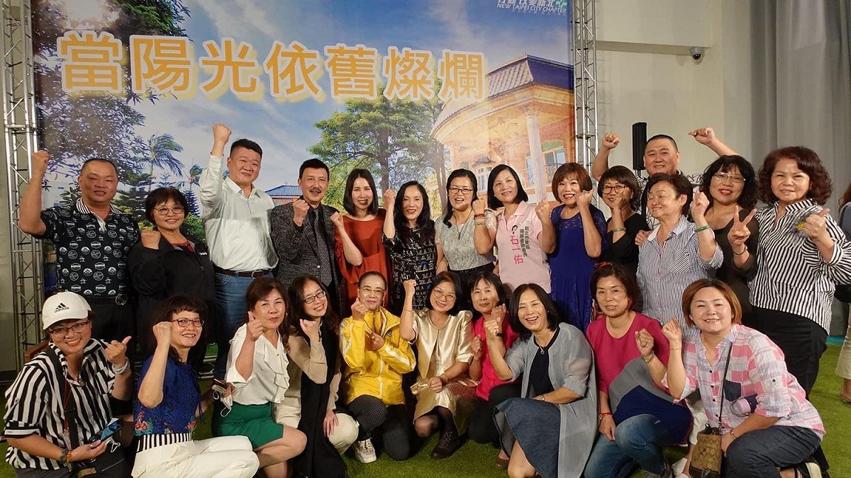 何博文在臉書貼文中貼上參與余天與太太李亞萍辦活動的照片。 圖：翻攝何博文臉書