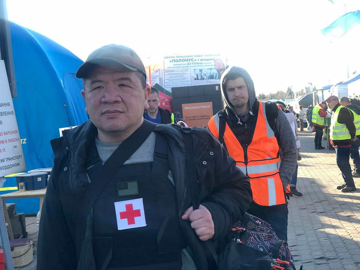 王芮緹提到，台灣大叔「莊先生」在戰爭開打就進去基輔當軍醫。 圖：翻攝自柳人不悔臉書