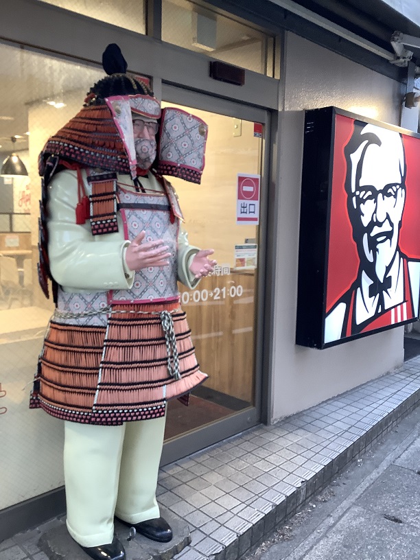 因為有鎌倉幕府熱潮，連肯德基爺爺都穿上武士盔甲裝 圖：劉黎兒/攝