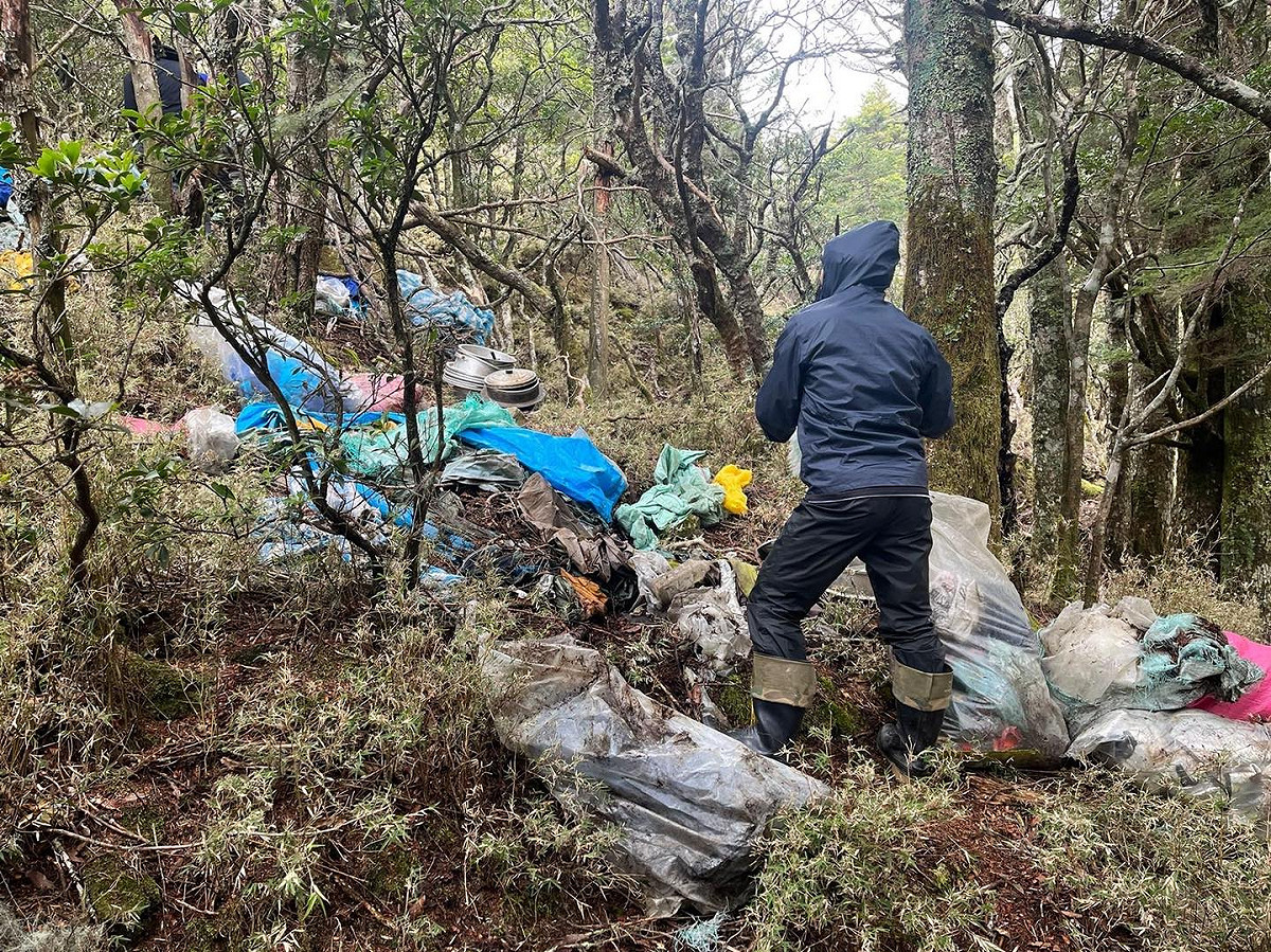 林務局台東林區管理處發出山中被丟棄垃圾的照片。 圖：翻攝自林務局台東林區管理處/臉書