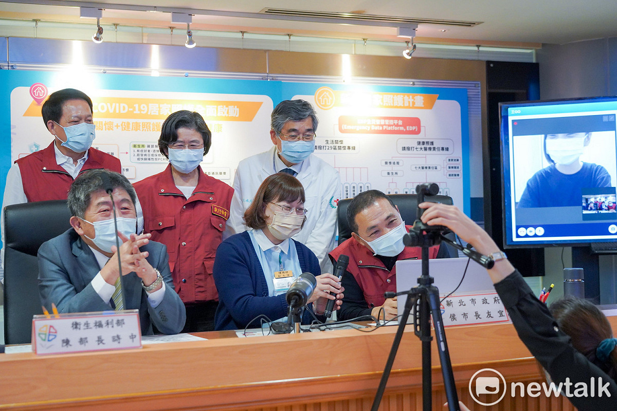 記者會上陳時中和侯友宜連線新莊區一位居家照護個案，了解整體運作情形。 圖：林昀真/攝