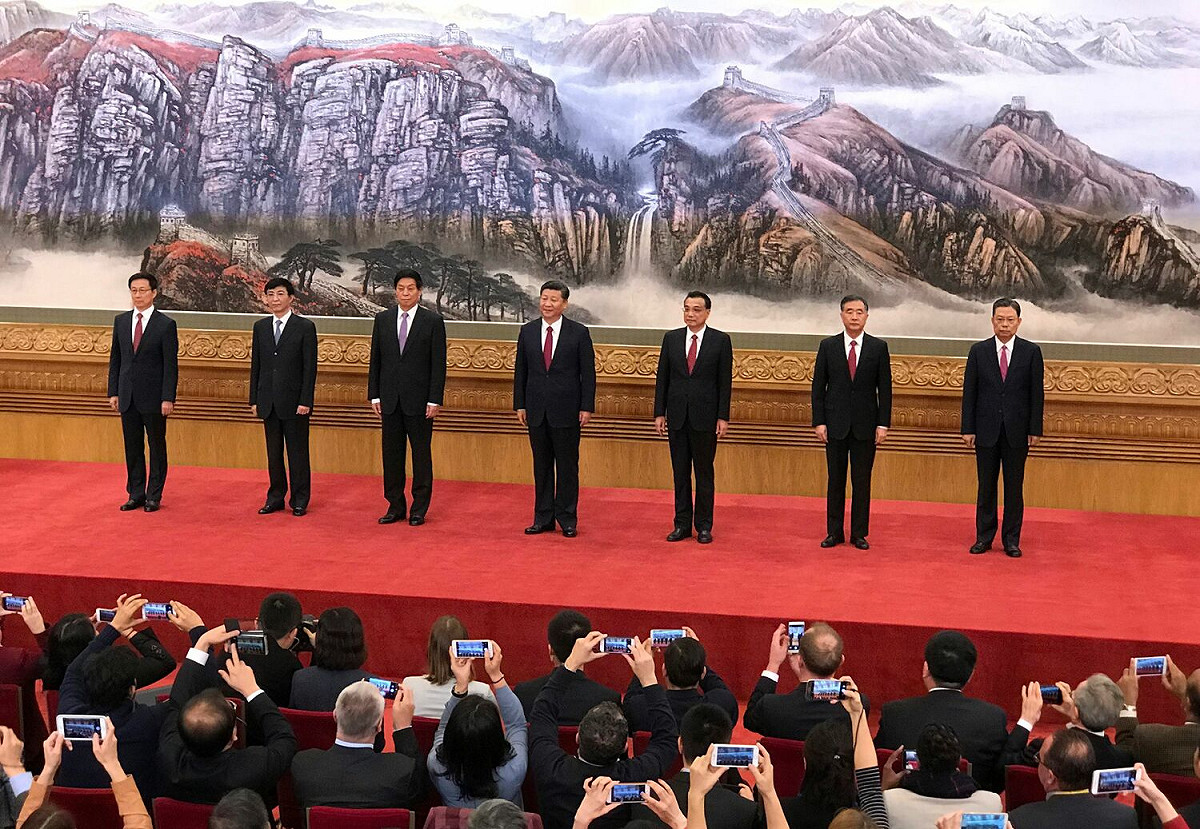 中共中央政治局常務委員會的組成人員。圖片由左至右依序為韓正、王滬寧、栗戰書、習近平、李克強、汪洋與趙樂際，已有3人到了中共高層「七上八下」的退休年齡。