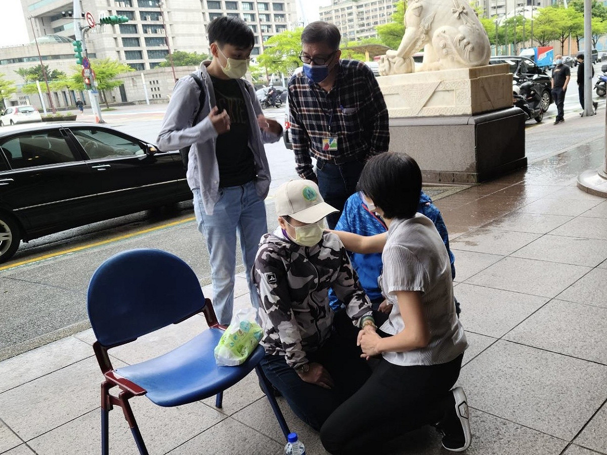 中華里里長夫人丁宜庭再赴北市府陳情下跪。 圖：讀者提供