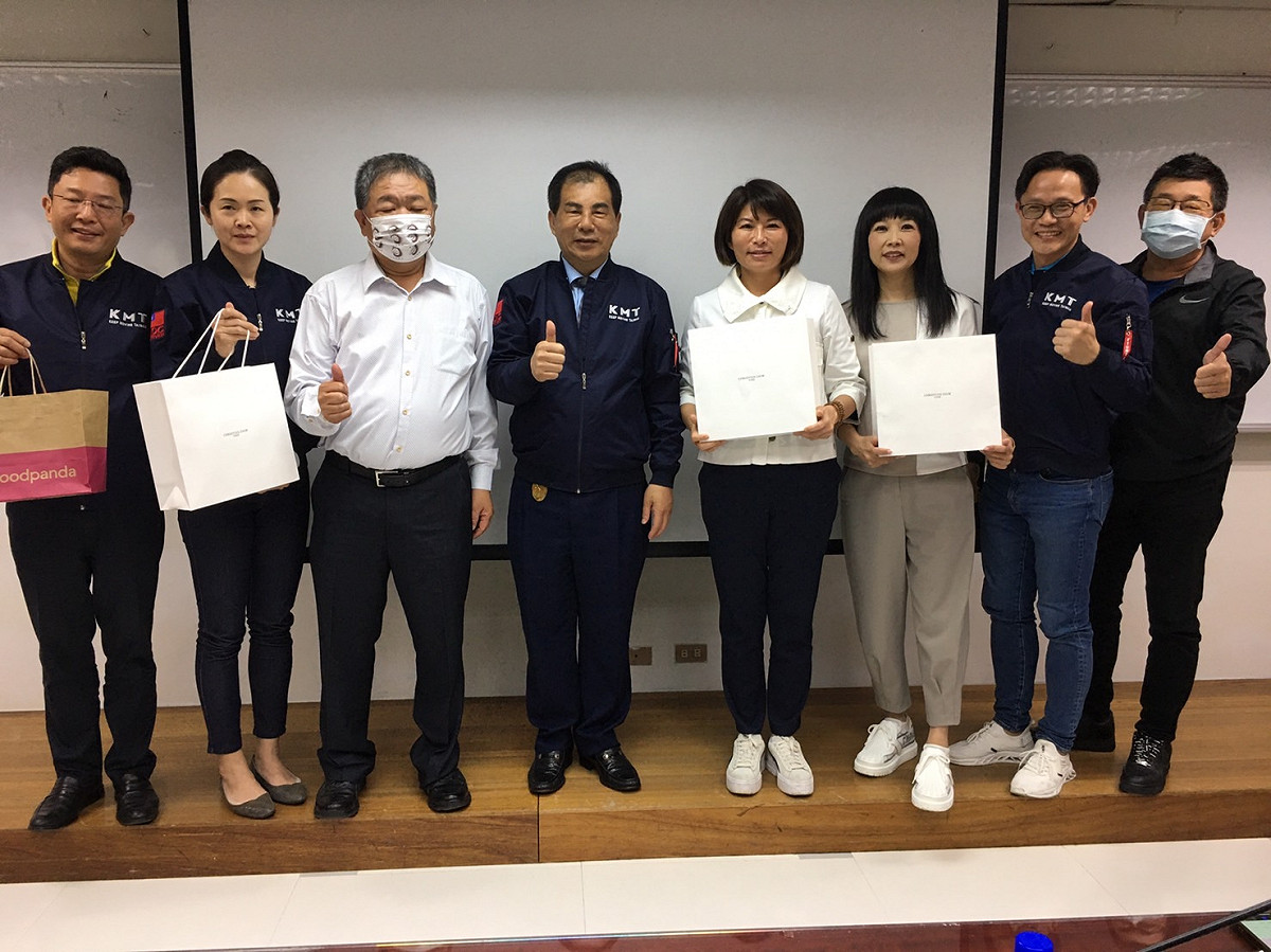 致贈感謝狀及紀念品給黨團卸任幹部。（左起）金瑞龍、洪佳君、議長蔣根煌、周勝考、白珮茹、蔡淑君、市黨部主委黃志雄、副議長陳鴻源。 圖：國民黨新北市議會黨團提供