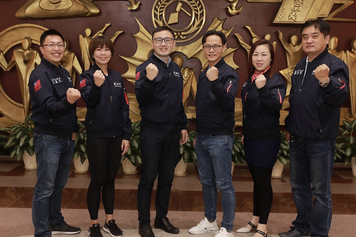 國民黨新北市議會黨團幹部王威元（左起）、江怡臻、廖先翔、市黨部主委黃志雄、劉美芳、蔡健棠。 圖：國民黨新北市議會黨團提供