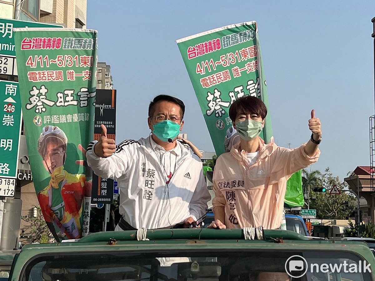台南市議員蔡旺詮在立法委員陳亭妃陪同下，自崇明路的聯合服務處出發，從下午到夜晚，不斷穿梭台南市東區的大街小巷掃街拜票，全力衝刺初選民調，呼籲東區選民「唯一支持蔡旺詮」。 圖：黃博郎／攝