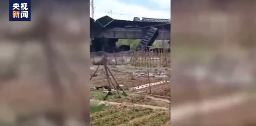 中國官媒《央視》報導，大秦鐵路天津市薊州區路段，發生兩列火車碰撞意外。9節車廂墜落，7節車廂側翻，沒有人員傷亡。 圖：央視新聞客戶端截圖