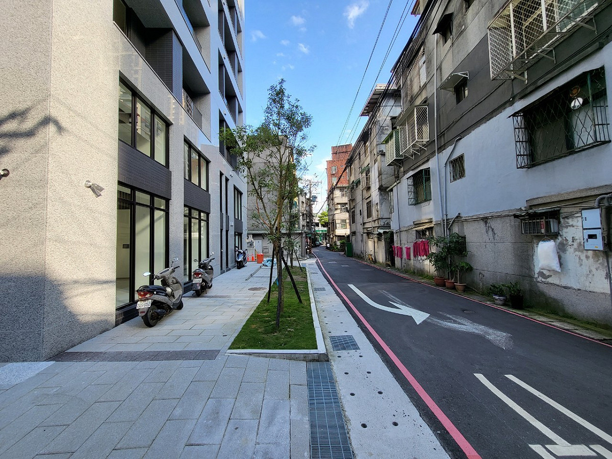 小巷弄退縮空間供人行避免與車爭道。 圖：新北市都更處提供