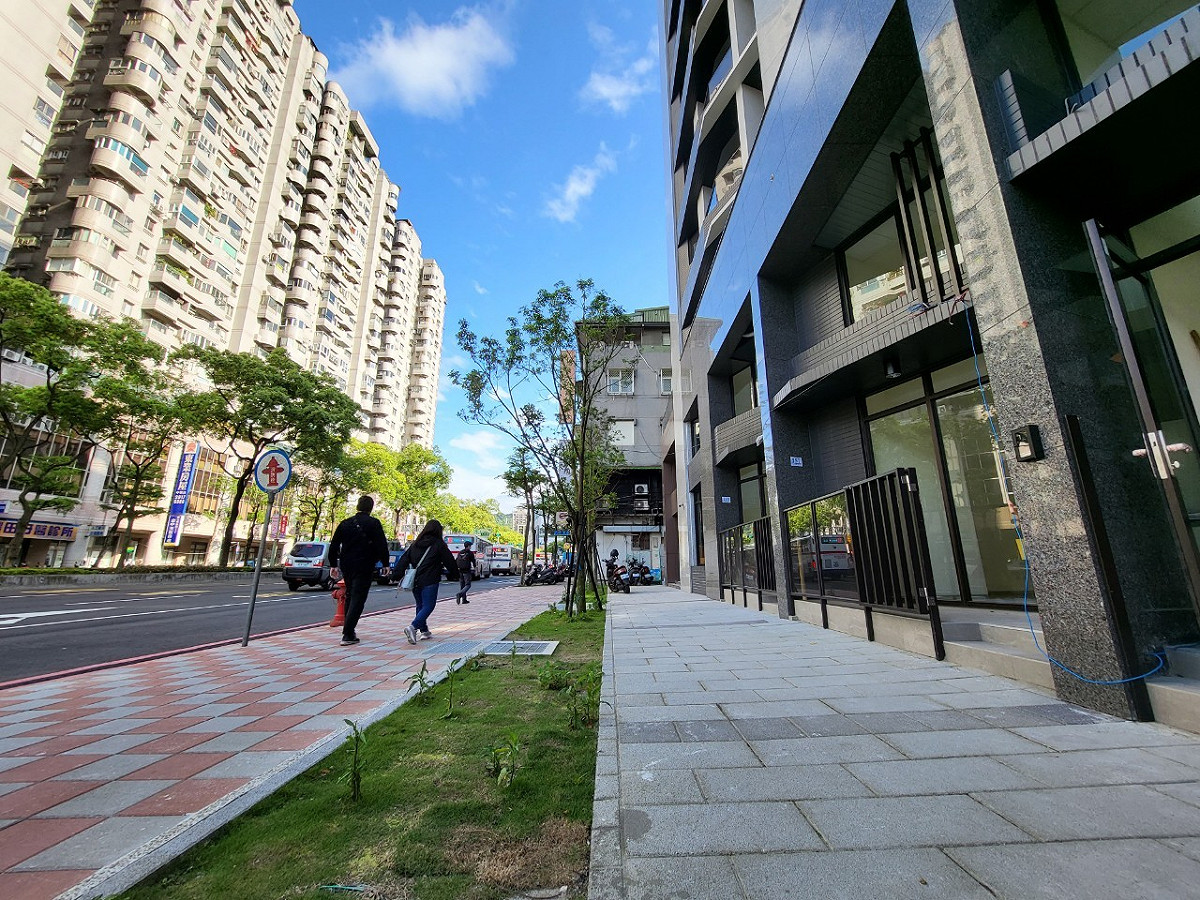 退縮留設友善人行空間。 圖：新北市都更處提供