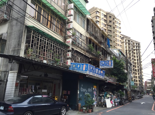 更新前夾雜鐵皮倉庫及凌亂空地。 圖：新北市都更處提供