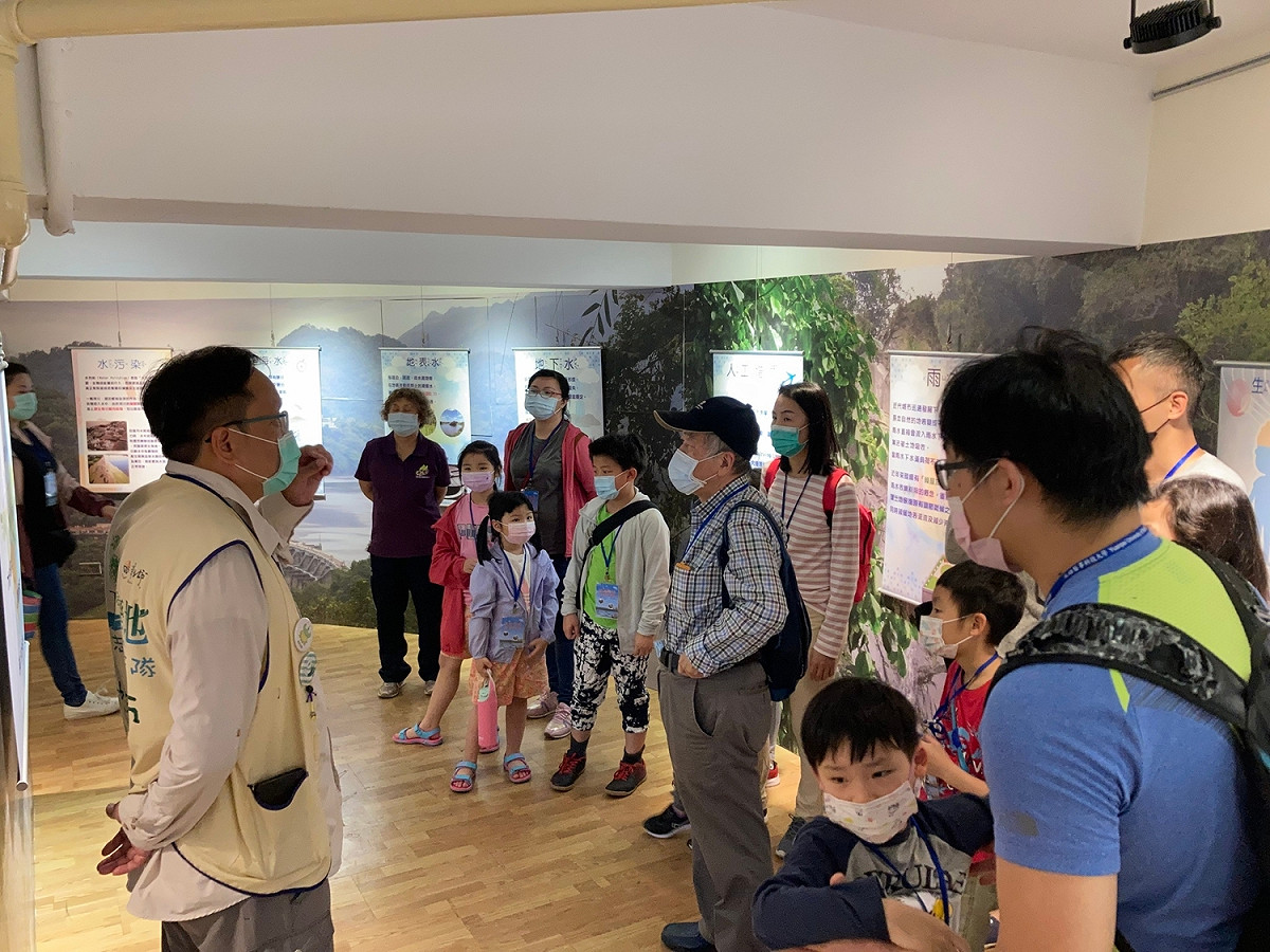 民眾參訪《跟著水去旅行》特展。