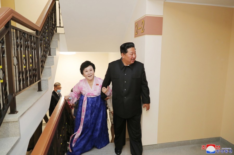 李春姬緊牽金正恩的手。 圖：朝中社