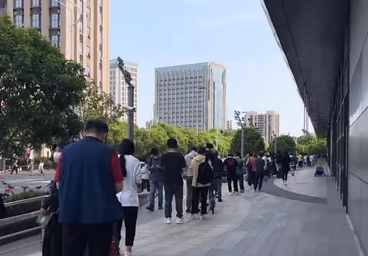 上海防範區率先微解封，超市外大排長龍，還附加許多購買限制。 圖 : 翻攝自騰訊網