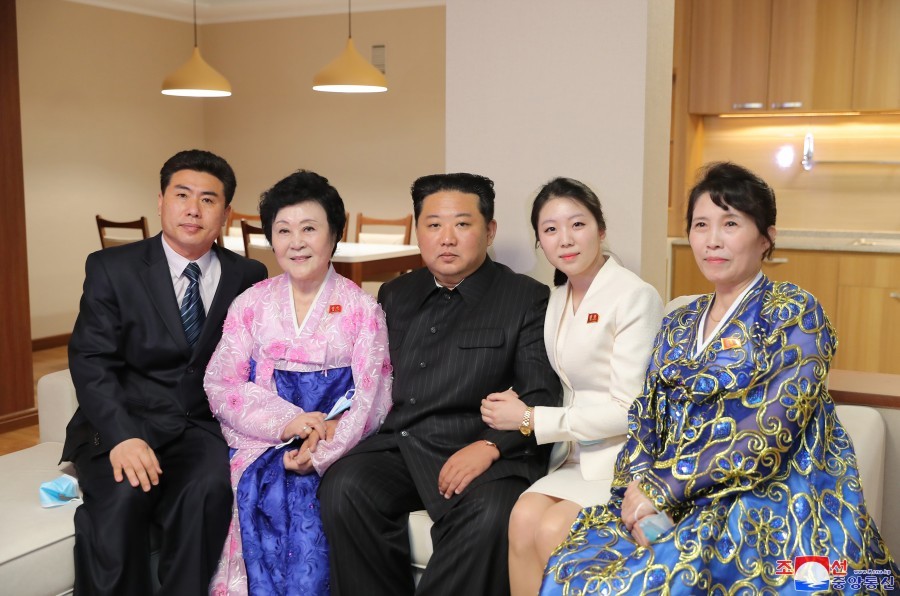金正恩和李春姬(左二)合影。 圖：朝中社