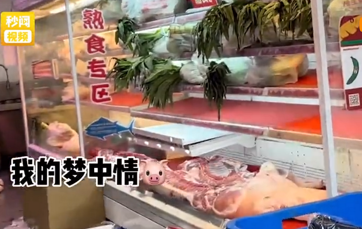 上海女子在超市內看到半頭豬，卻被老闆告知這頭豬是小區業主團購的，目前不接散客只接團購。 圖 : 翻攝自騰訊網