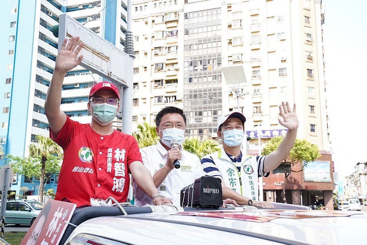 趙天麟(中)陪林智鴻(左)及余宗熹車掃。 圖：趙天麟服務處提供