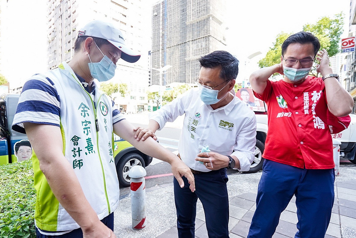 三人車掃前塗抹防曬油。 圖：趙天麟服務處提供