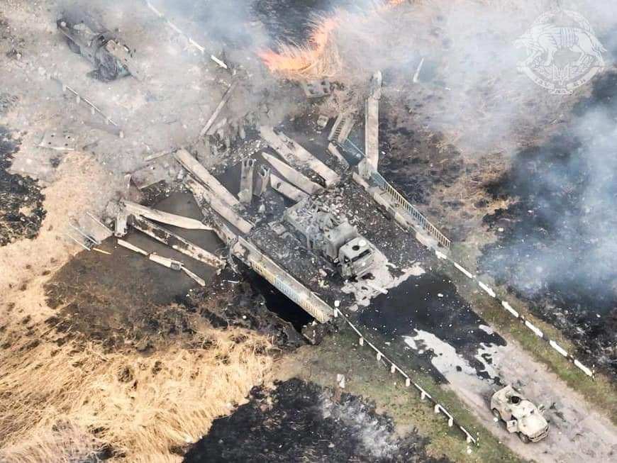 軍方在哈爾科夫地區發現俄軍車隊，於是在他們必經的橋樑上埋下炸彈，摧毀了俄軍的整個軍隊，破壞其行進道路。 圖 : 擷取自臉書
