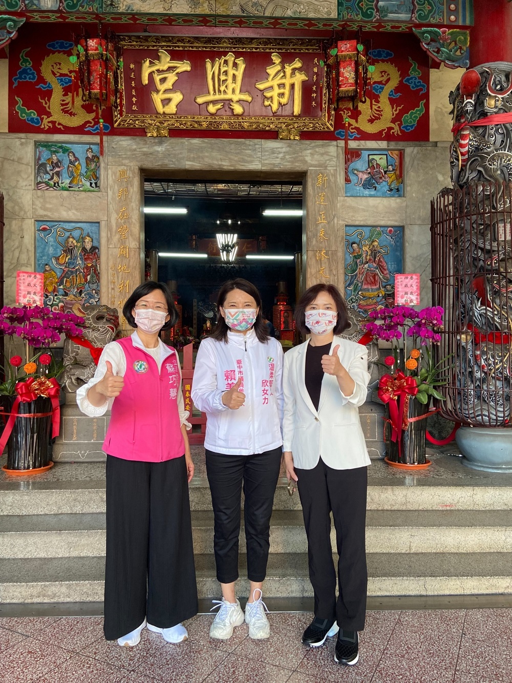 蘇巧慧與何欣純、賴美連到新興宮祈福。 何欣純服務處/提供