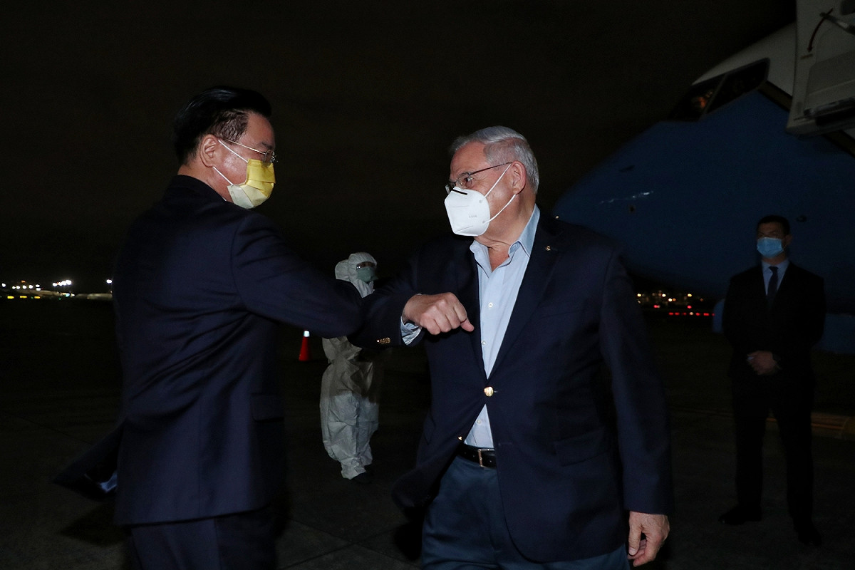 美國國會議員訪問團14日晚間抵達台灣，外交部長吳釗燮代表接機。 圖：外交部提供