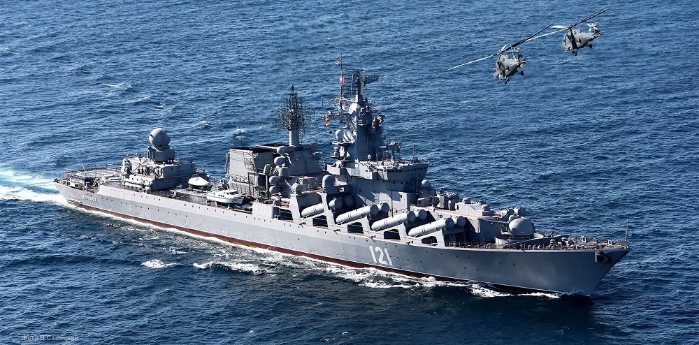 俄羅斯黑海艦隊旗艦「光榮級」飛彈巡洋艦「莫斯科號(121)」遭烏克蘭擊沉，據稱就是靠美國提供的情報，成為俄軍的奇恥大辱。   圖：翻攝維基百科/CC BY 4.0（資料照）