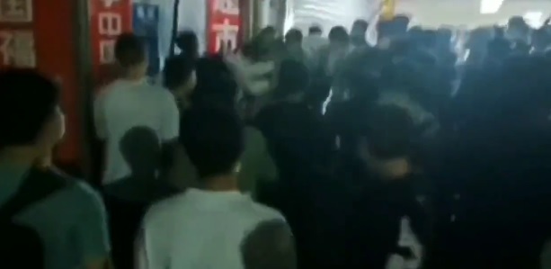 中國上海市陷入缺糧危機，民眾憤怒企圖砸開超市鐵捲門，現場一片混亂。 圖：翻攝自Ferdinand Flambart推特