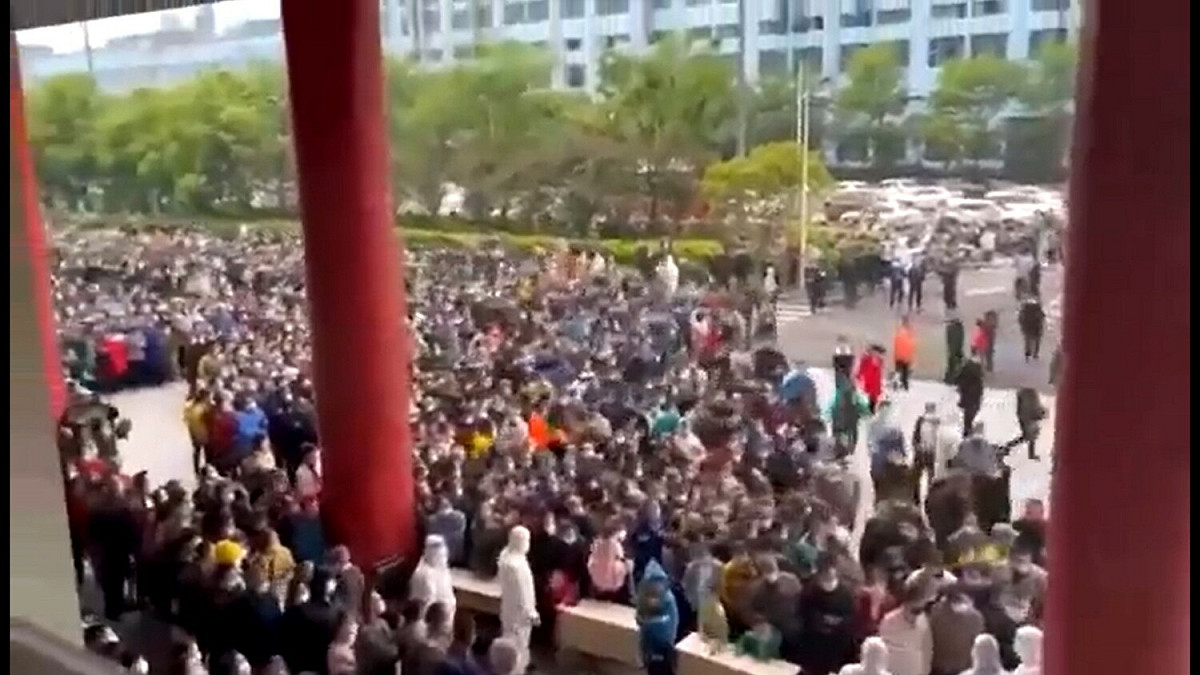 上海居民至浦東新區張江鎮香楠路集體抗議。 圖：翻攝自推特@lilyval15187063（資料照）