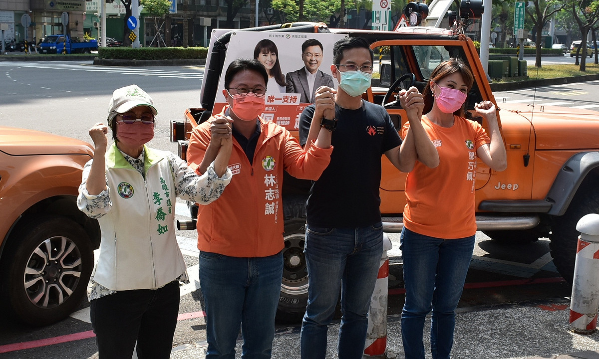 罷韓領銜人李佾潔(右二)與市議員李喬如(左一)推薦鄧巧佩與林志誠。 圖：孫家銘攝