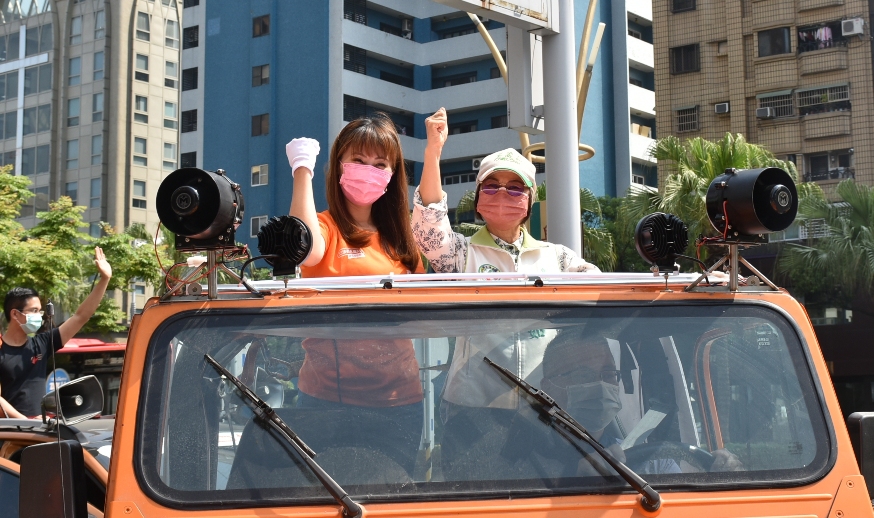 李喬如(右)陪鄧巧佩車掃。 圖：孫家銘攝