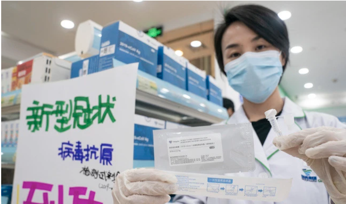 社交平台流傳許多中國民眾拿可樂、果汁或自來水滴入抗原快篩（抗原檢測試劑）後試劑呈現陽性的影片。 圖：翻攝騰訊網