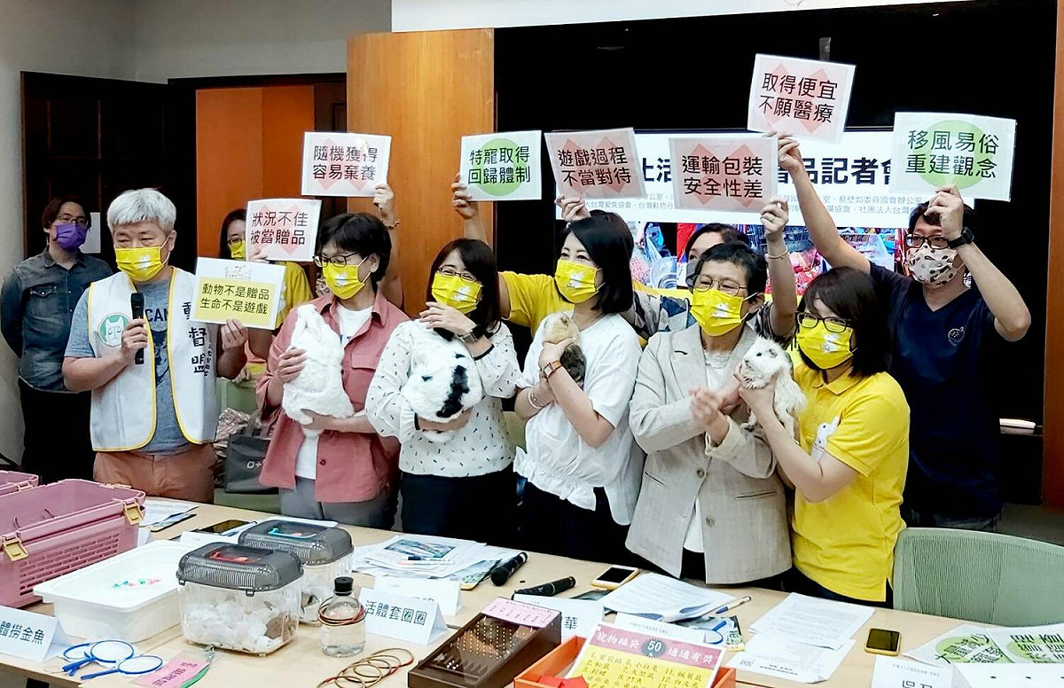 動保團體今天與立委召開「反對遊戲換活體動物」記者會。 圖：台灣愛兔協會提供