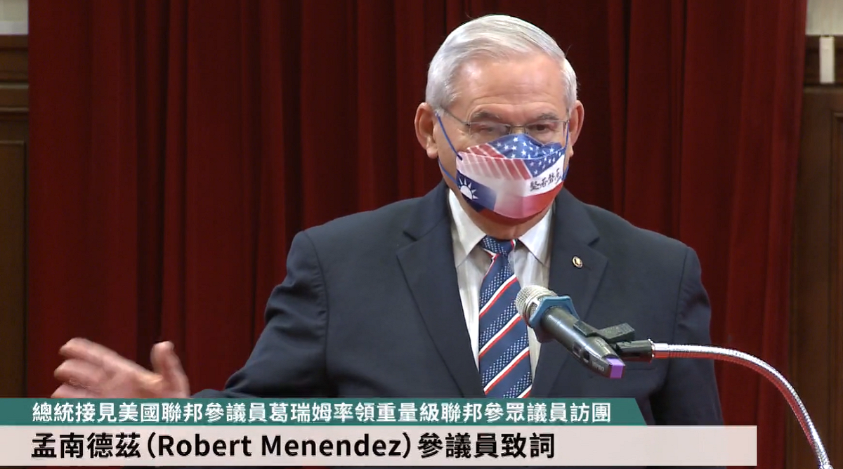 參議院外委會主席孟南德茲（Robert Menendez, D-NJ）致詞時透露，這次訪問團的成員都收到中國的抗議。 圖：擷自直播畫面