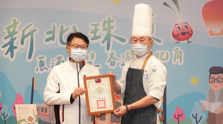陳純敬（左）頒發感謝狀予凱撒飯店旗下台北凱達大飯店行政主廚戴于益。