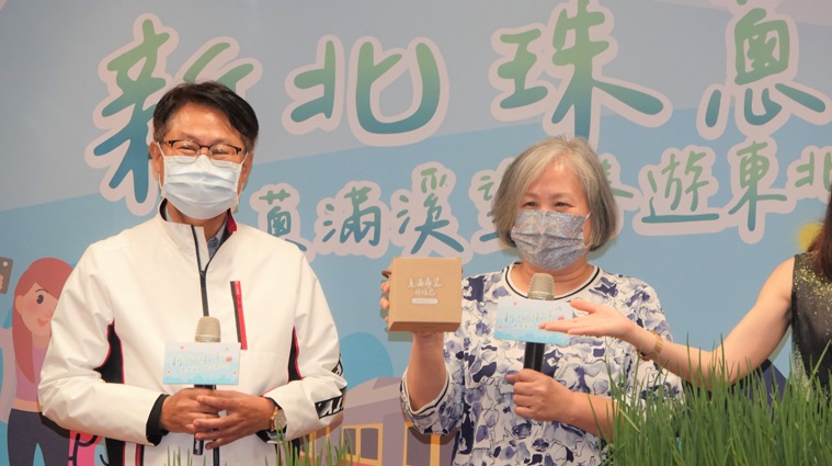 陳純敬與農友林珂竹共同推廣「蔥滿幸福」盆栽。
