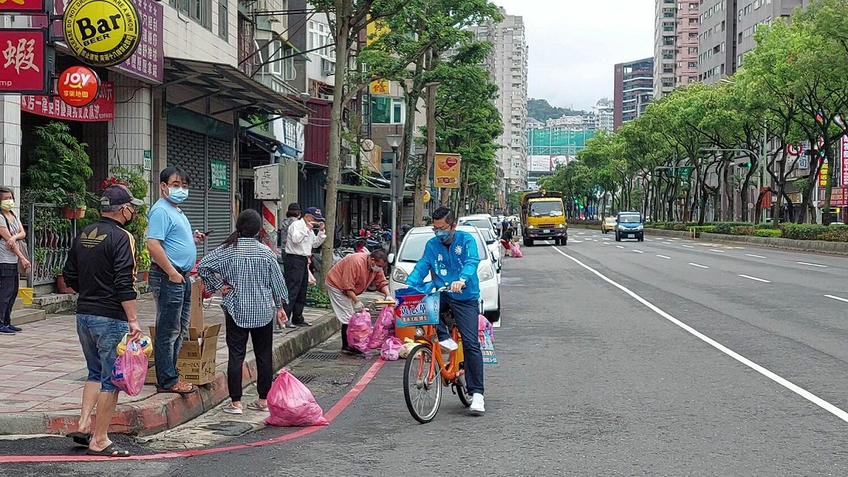 新北市第九選區（新店、深坑、石碇、坪林、烏來）議員擬參選人黃心華，啟用「騎腳踏車被垃圾車追著跑」的拜票方式。 圖：黃心華辦公室提供