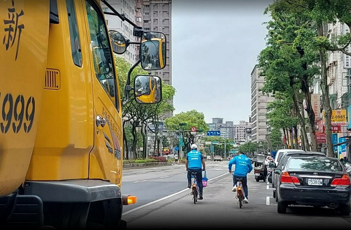垃圾車追趕。 圖：黃心華辦公室提供