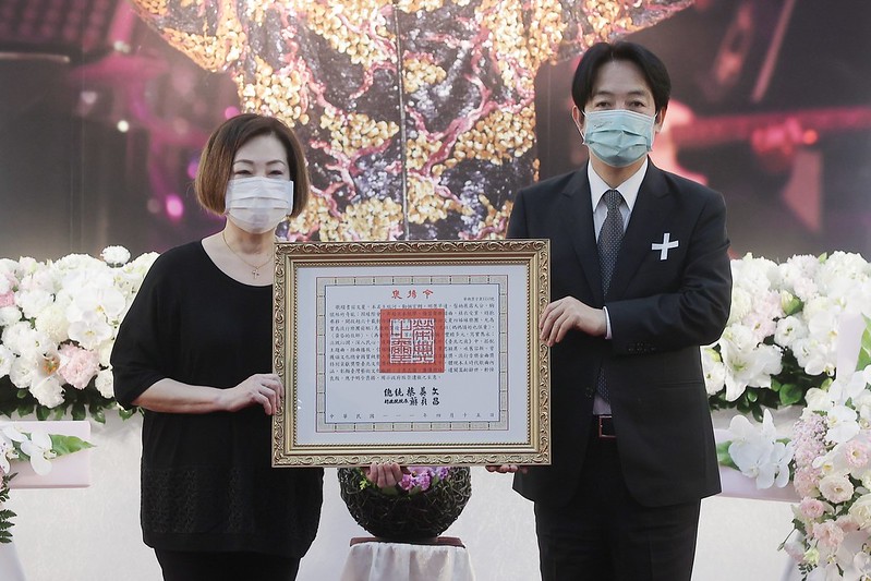 副總統賴清德今（15）日出席歌壇耆宿文夏先生告別禮拜，代表蔡英文總統頒贈褒揚令，由文夏老師的長女王文姬代表接受。 圖：總統府提供