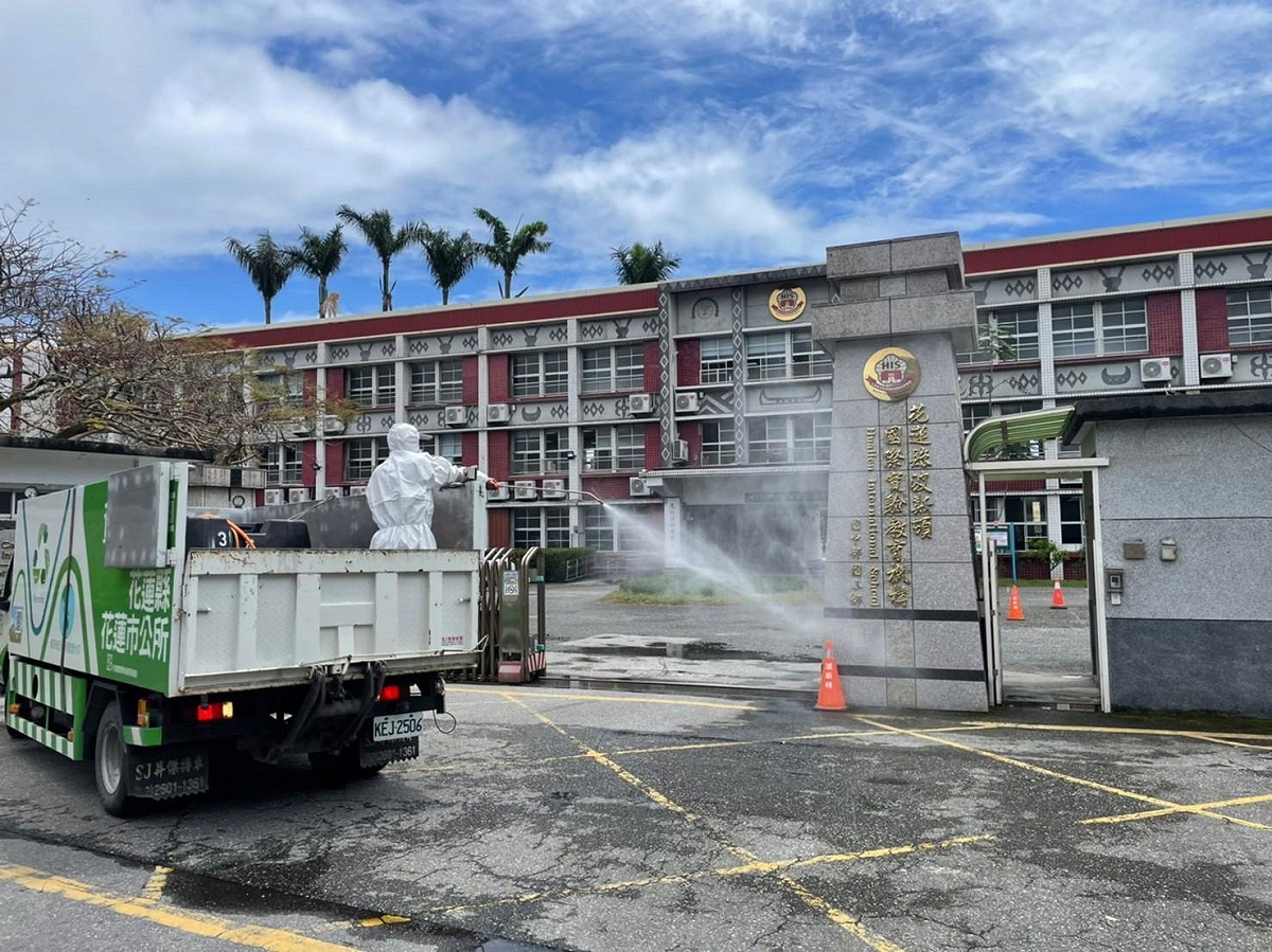 花蓮縣政府加強針對確診足跡處及學校進行清消。 圖：花蓮縣政府提供（資料照）