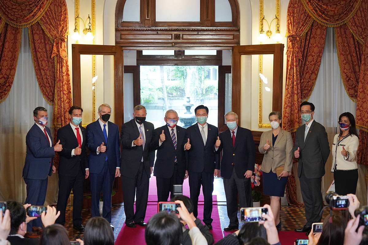 美國議員訪團在媒體見面會後在台北賓館合照。 圖：外交部提供