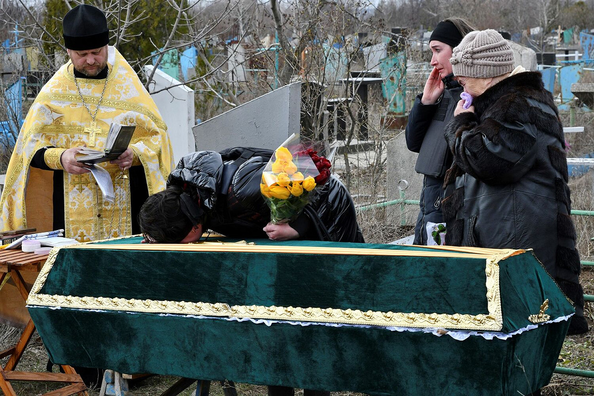 在烏克蘭克拉馬托爾斯克（Kramatorsk）舉行的葬禮上，親友站在一位烏克蘭軍人的棺材旁。該軍人在在北頓涅茨克市（Сєвєродоне́цьк，Sievierodonetsk）附近的戰爭中喪生，而他留下了一個妻子與兩位兒女。 圖：達志影像/美聯社