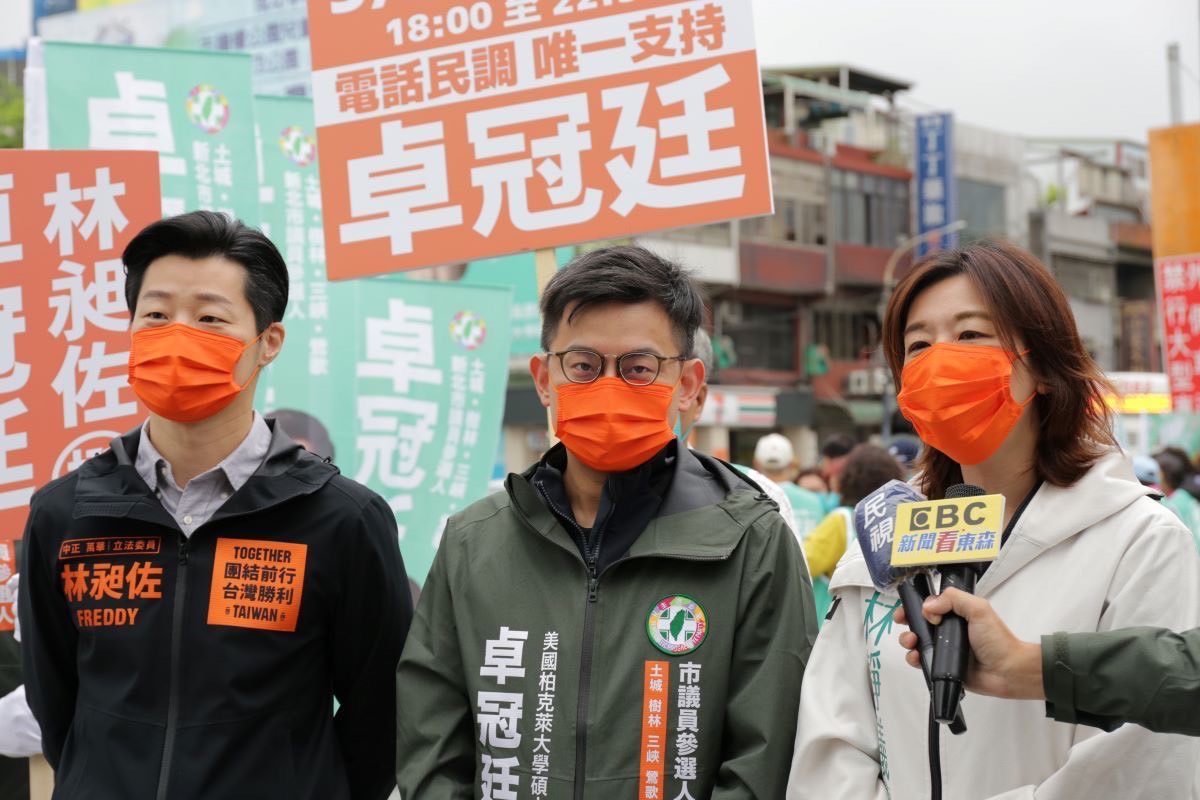林昶佐林靜儀罕見合體 ，今天陪同卓冠廷掃街拚初選。 圖：卓冠廷提供
