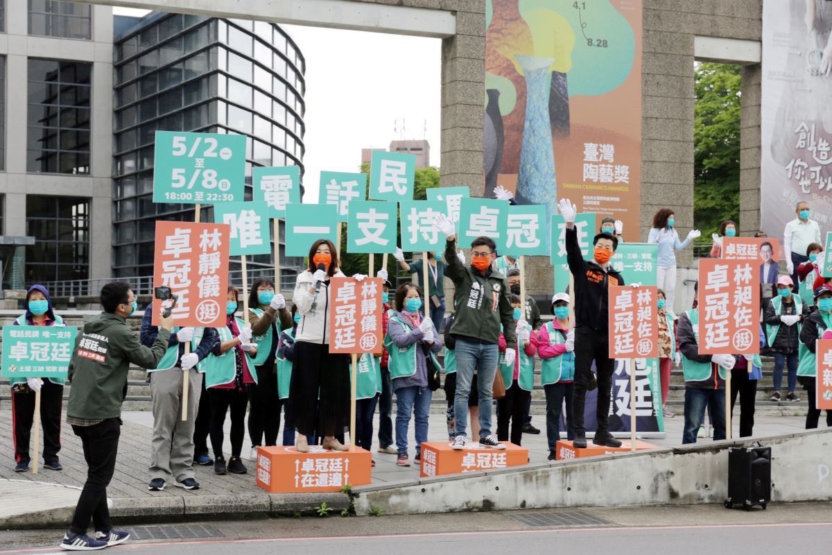 林昶佐林靜儀罕見合體 ，今天大陣仗陪同卓冠廷拚民進黨內初選。 圖：卓冠廷提供
