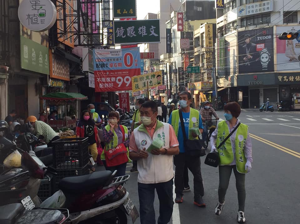 服務紮實的張漢忠(中)初選民調第二名。 圖：張漢忠服務處提供