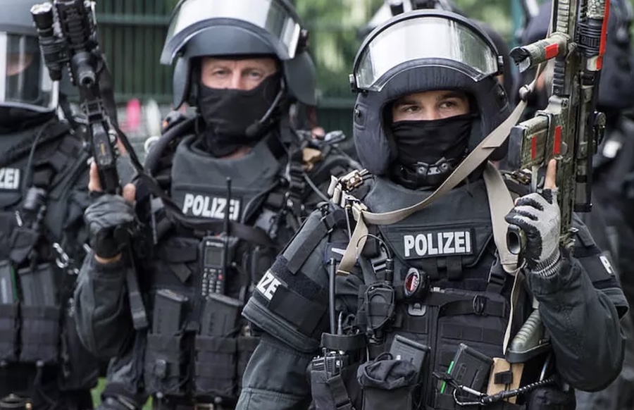 西德國萊茵蘭-伐爾茲 (Rhineland-Palatinate)邦調查人員14日宣布逮捕四名極右派份子。 圖：翻攝推特 @Antifaxismoa