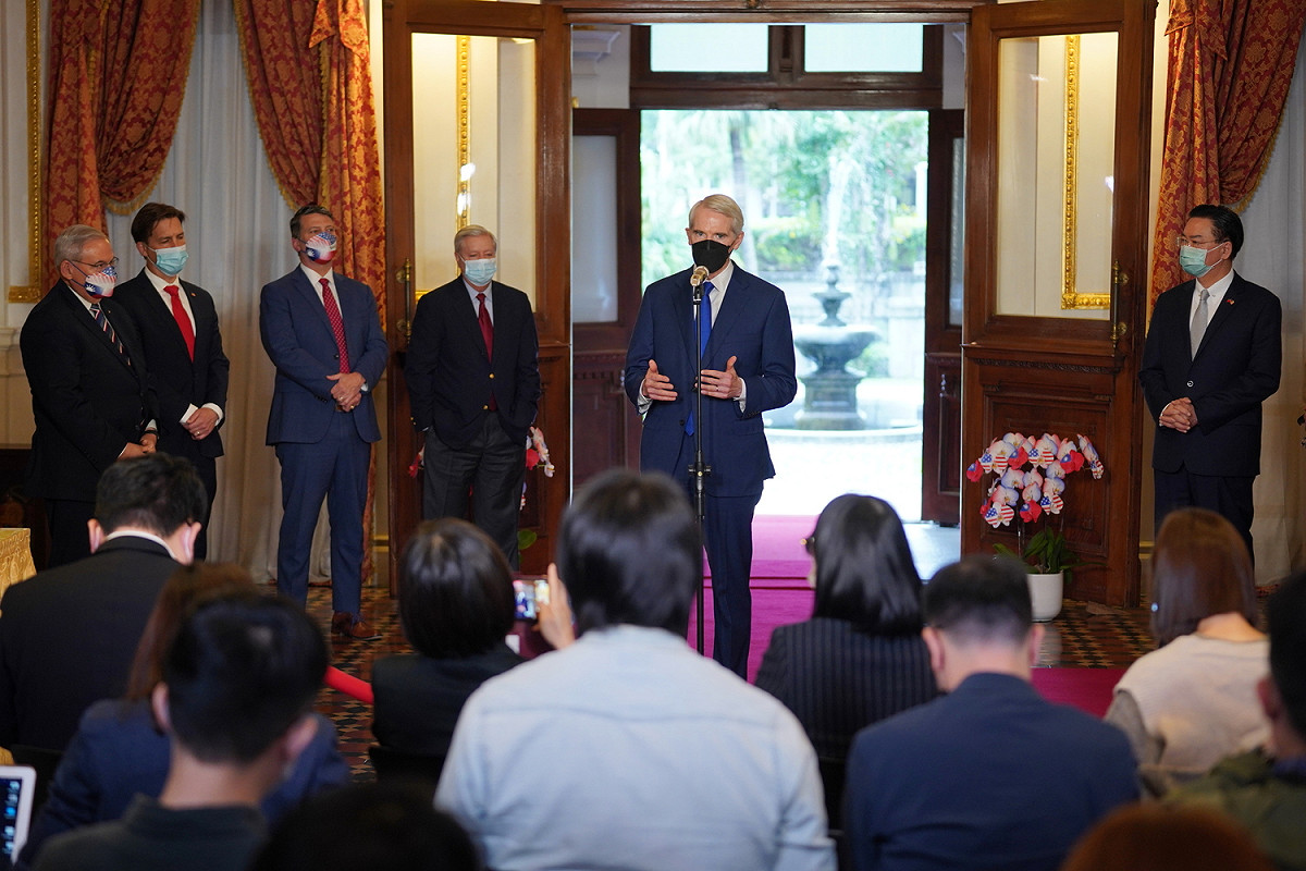 昨晚訪台的美國參議院財委會資深議員波特曼（Robert Portman）今（15）天表示，更重要的、更具象徵性的是台美應盡速洽簽自由貿易協定（FTA）。 圖：外交部提供