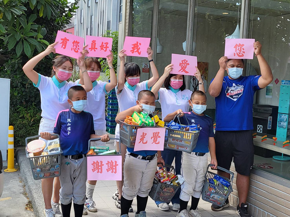 光覺心靈文教協會舉辦「搬搬樂」活動，嘉惠鼓山國小棒球隊。 圖：光覺心靈文教協會提供