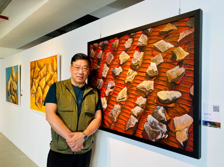曹松清與《壓瓦石》。 圖：淡水古蹟博物館提供
