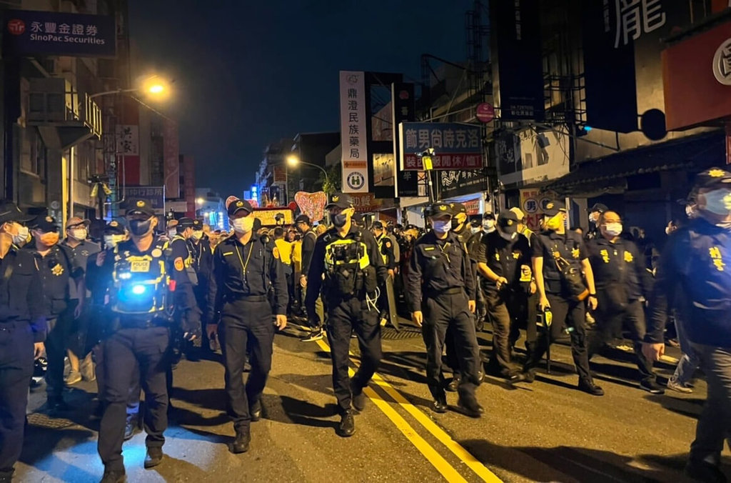 大甲鎮瀾宮媽祖遶境回程，彰化警方派千名警力維持秩序，防再有暴力事件，鑾轎16日凌晨從彰化市起駕，未再出現搶轎衝突。 圖/彰化縣警察局提供