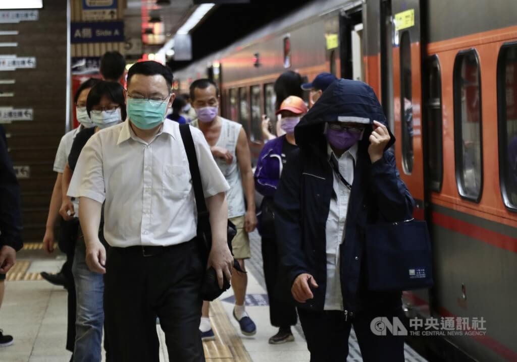 台灣鐵路工會不滿交通部處理台鐵公司化方式，發動5月1日勞動節不加班，已有上萬人響應。圖為民眾戴口罩搭乘台鐵區間車。 圖/中央社