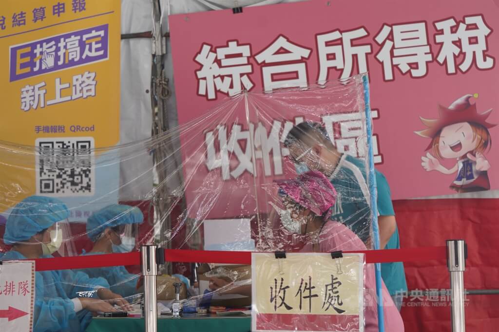 圖為去年民眾赴國稅局臨櫃報稅。 圖/中央社